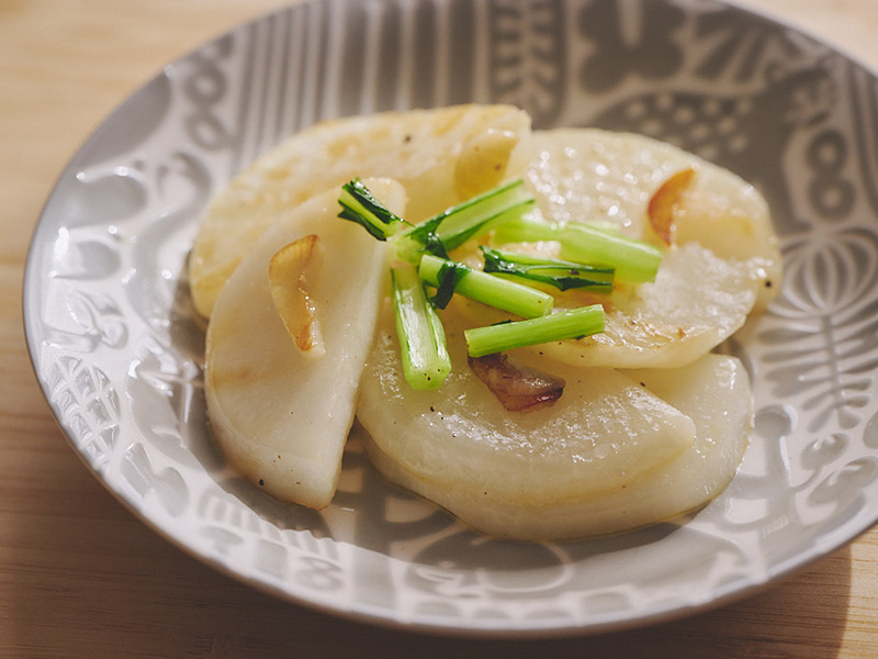 じっくり炒めて甘味を味わう「かぶのペペロンチーノ風」のつくり方。野菜農家のとっておき冬のかぶを楽しむかんたん絶品レシピ/田倉農園・田倉由祈子さん