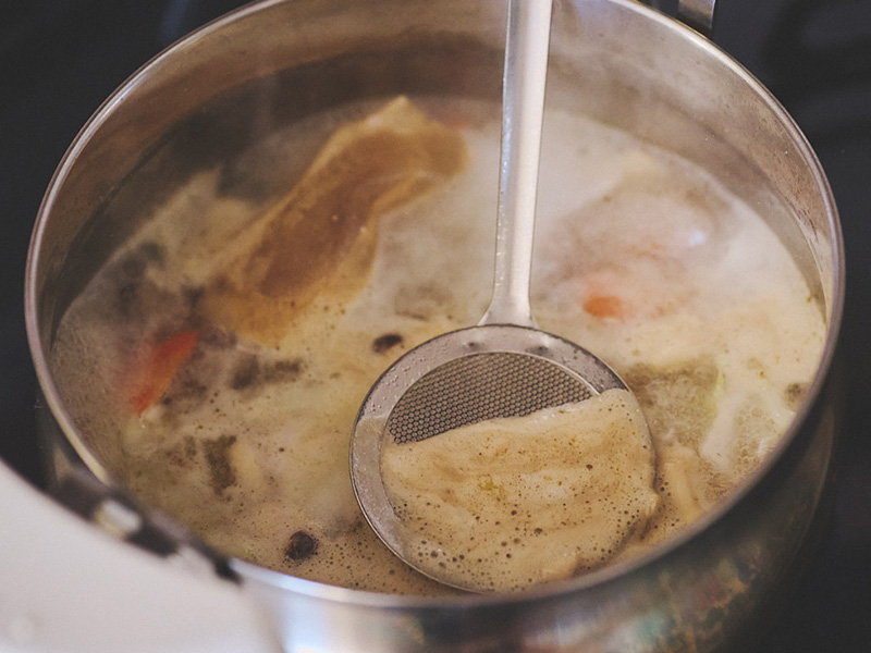 画像: アクが出てきたら取り除く