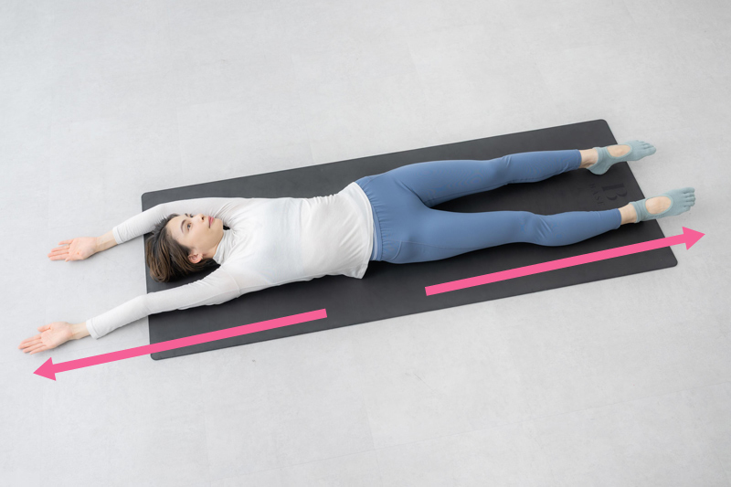 画像: step_2　右手と右足を引っ張り合う