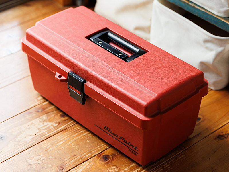 画像: かわいらしい赤色の工具箱を裁縫箱に