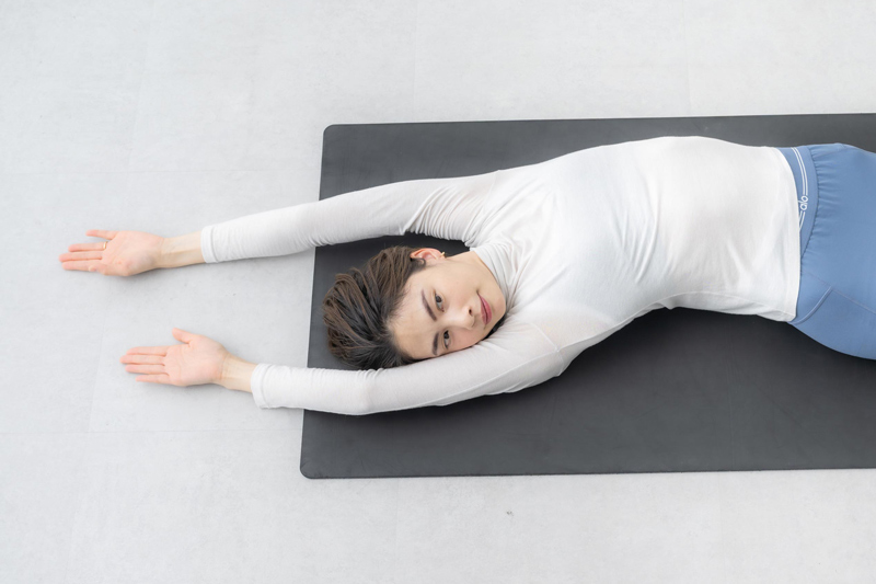 画像2: ほどほどピラティス「緊張がすっとほどける」ベッドで寝たまま“背中”のストレッチ／ピラティストレーナー・原裕美子さん