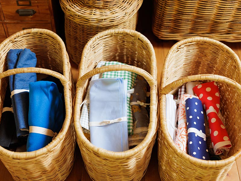 画像: 布やはぎれは持ち手つきのかごにサイズや素材で分類