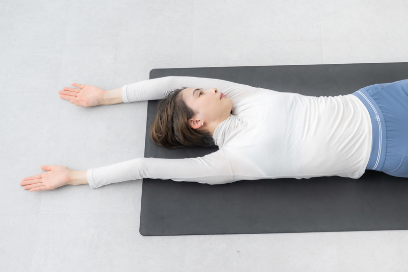 画像1: ほどほどピラティス「緊張がすっとほどける」ベッドで寝たまま“背中”のストレッチ／ピラティストレーナー・原裕美子さん