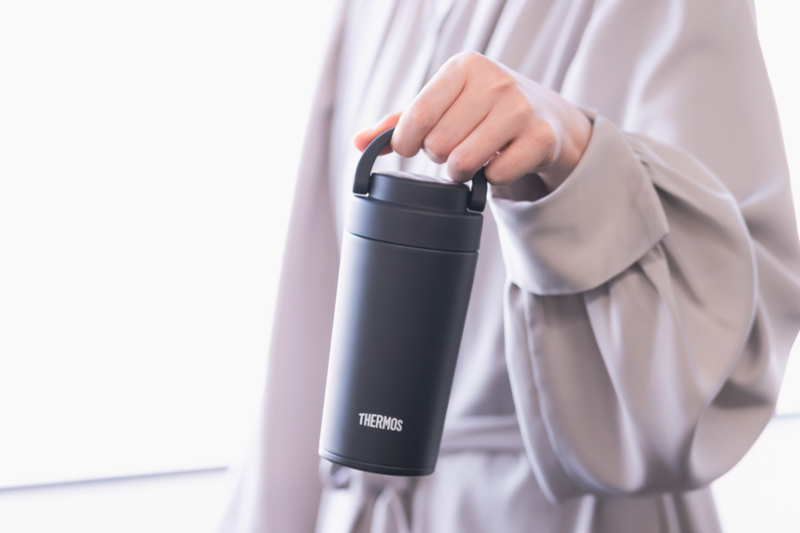 画像: 折りたためるキャリーハンドル付き。会議などで部屋を移動する際も、さっと持ち運べる