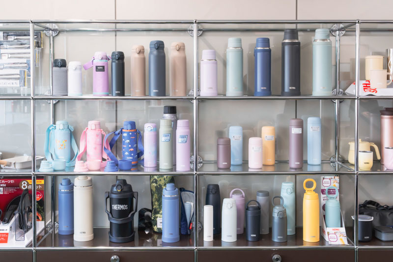 画像: ロングセラーや新商品など、水筒がずらりと並ぶ、サーモス本社の会議室