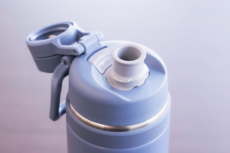 画像: スポーツタイプの飲み口で、素早く水分チャージできる