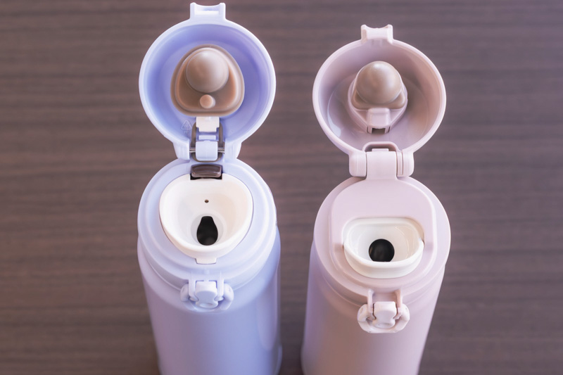 画像: 左が従来品。リニューアルで、ワンタッチのボタンの位置を少し低くし、ボタンが唇に当たらないよう改良された