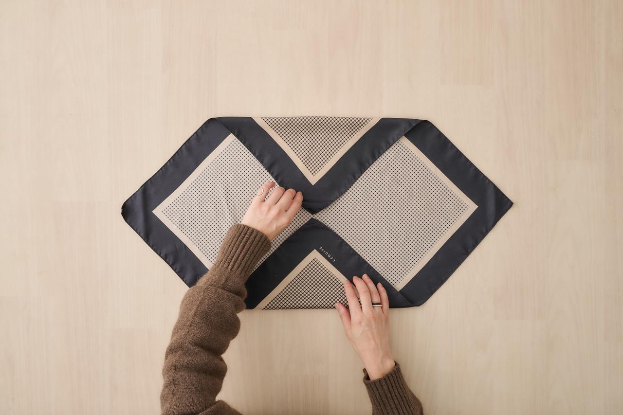 画像: 上下の角を中央へ折りたたみます