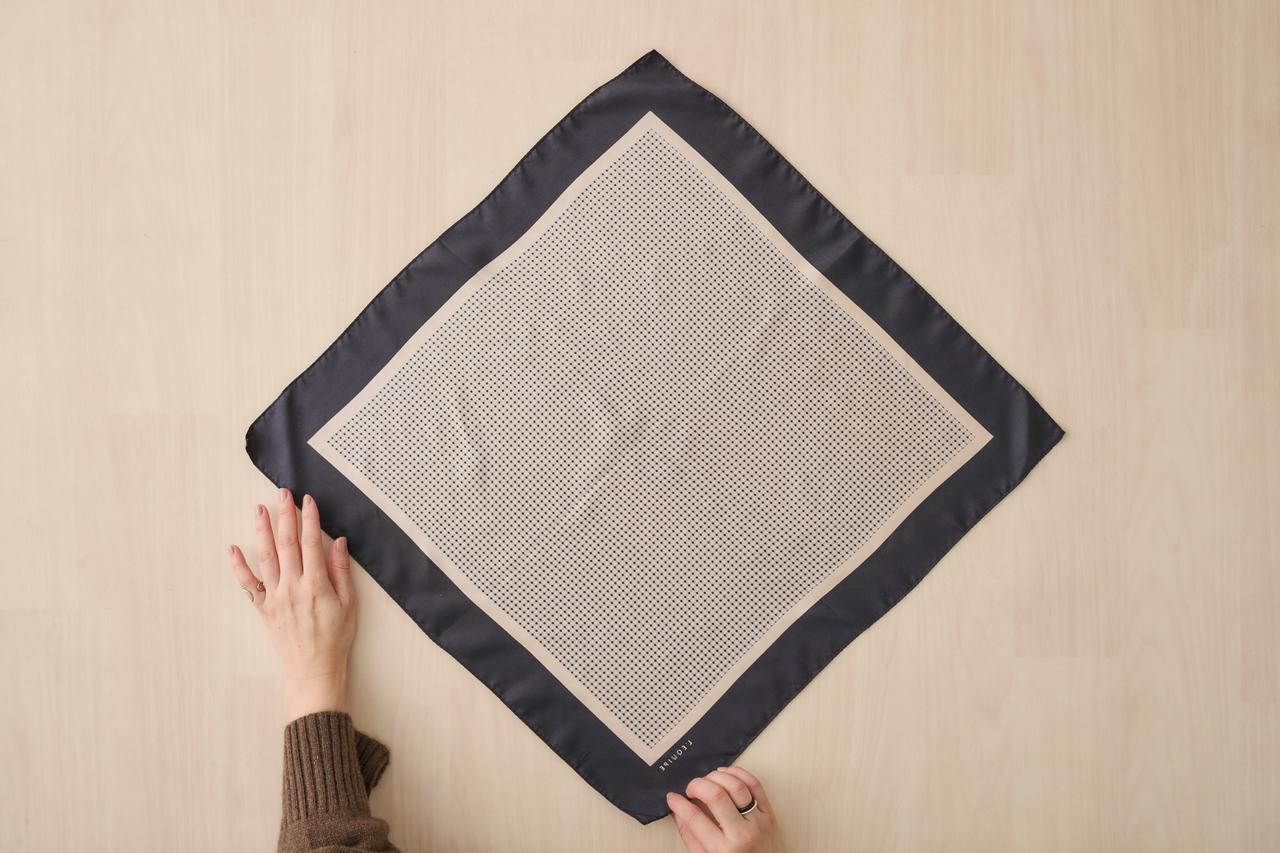 画像: スカーフを広げ、ひし形に置きます