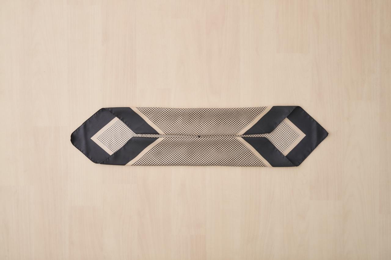 画像: 上の端も同じように折って帯状にします