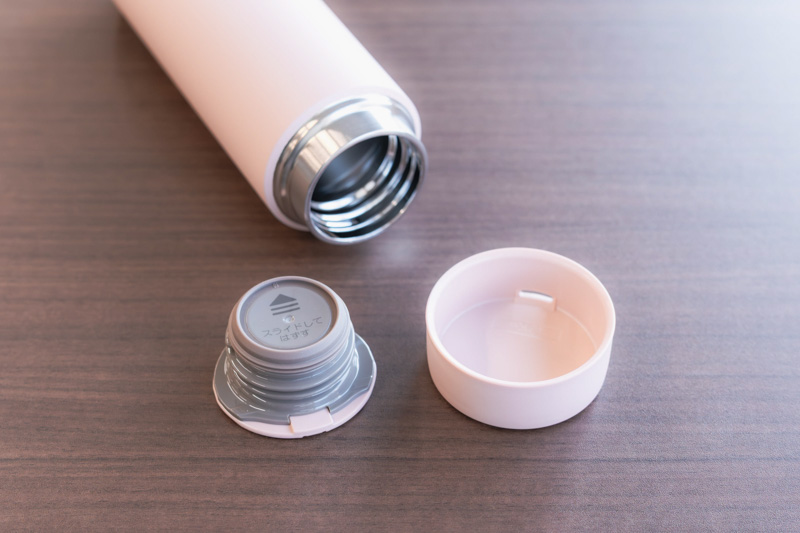 画像: 「せん本体」（左）にパッキンが固定され、このまま洗うことができる