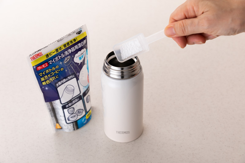 画像: 保温不良につながる恐れがあるため、本体ごとぬるま湯につけるのはNG