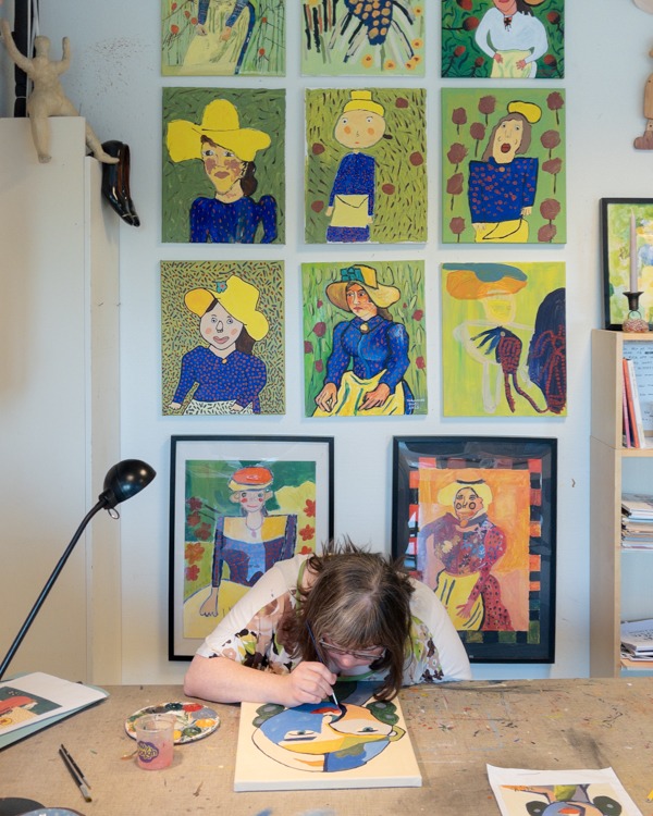 画像: 創作活動に打ち込む施設の利用者