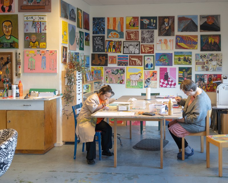 画像: アトリエでは利用者が思い思いに制作に励む