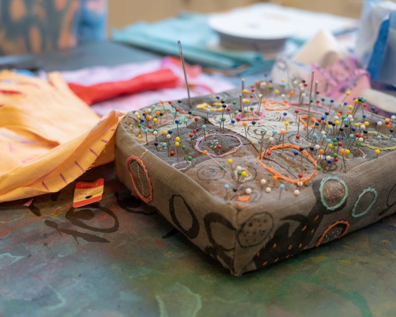 画像: 縫うことが好きな利用者の興味を生かし、支援員とともに仕上げた針刺しのテキスタイル