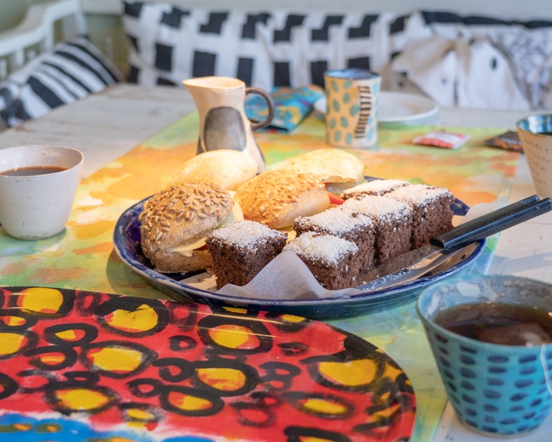 画像: 利用者の作品がテーブルを美しく彩る