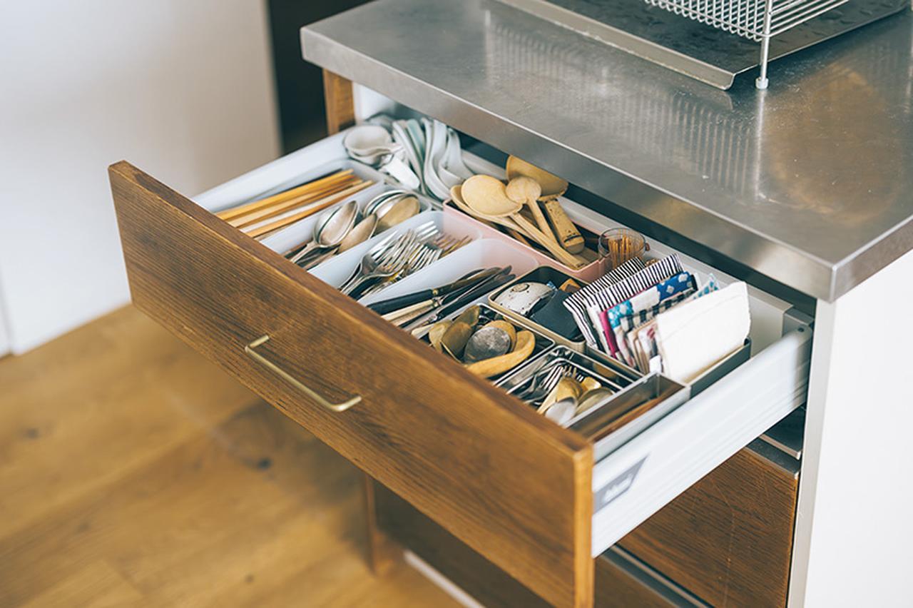 画像: カウンターの側面に引き出しをつけたのは夫のアイデア。カトラリーなどを収納。「ダイニング側に回り込まずにすみます」