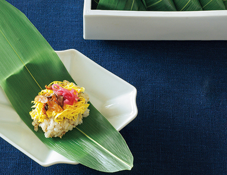 画像: 防腐効果が高いといわれる笹の葉。色鮮やかで栄養満点のお寿司はお弁当にも。