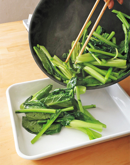 画像1: 12月・旬の“青菜”をたっぷり味わう「小松菜と牛肉の中華炒め」のつくり方。食卓を豊かに彩る、旬のおかずカレンダー／大庭英子さん