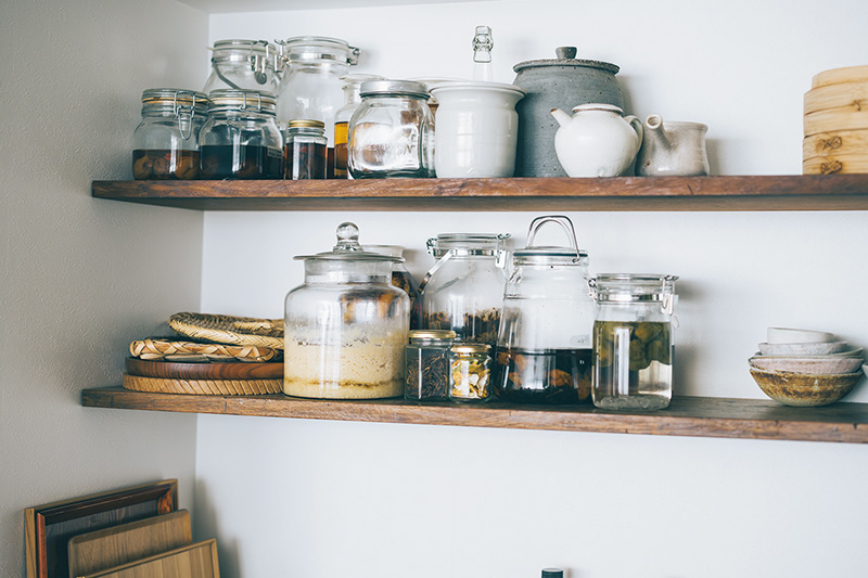画像: 古材を使ったオープン棚。保存瓶やトレイ、器など、好きなものを並べている