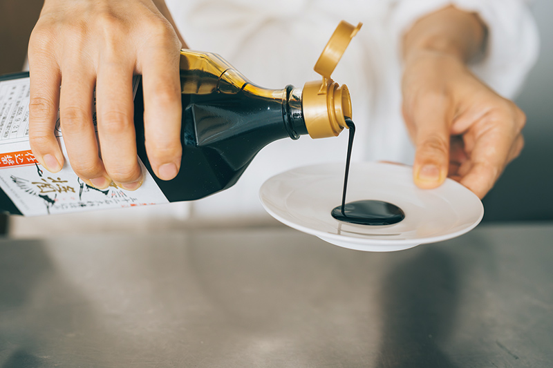 画像: 「再仕込み製法」でつくられる香川県小豆島のしょうゆ「鶴醤」は深いコクとまろやかさが特徴。「お刺し身や赤身肉などによく合います」