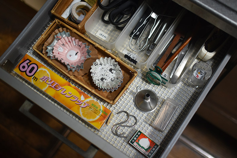 画像: すべり止めシートはハサミで引き出しサイズにカットして使います