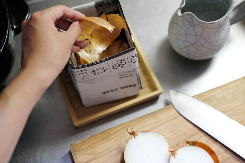 画像: 毎日の台所仕事に欠かせない、新聞紙でつくる即席ごみ箱