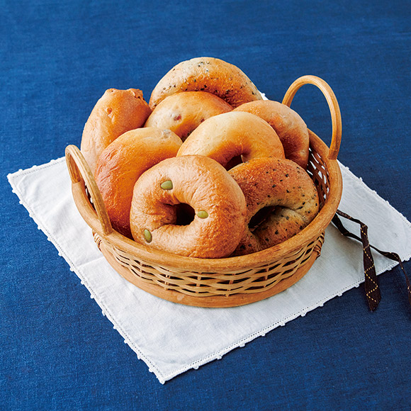 画像: プレーン、黒ごま、くるみ、クランベリー、キャロブ／ドマカフェ https://domacafe.net/