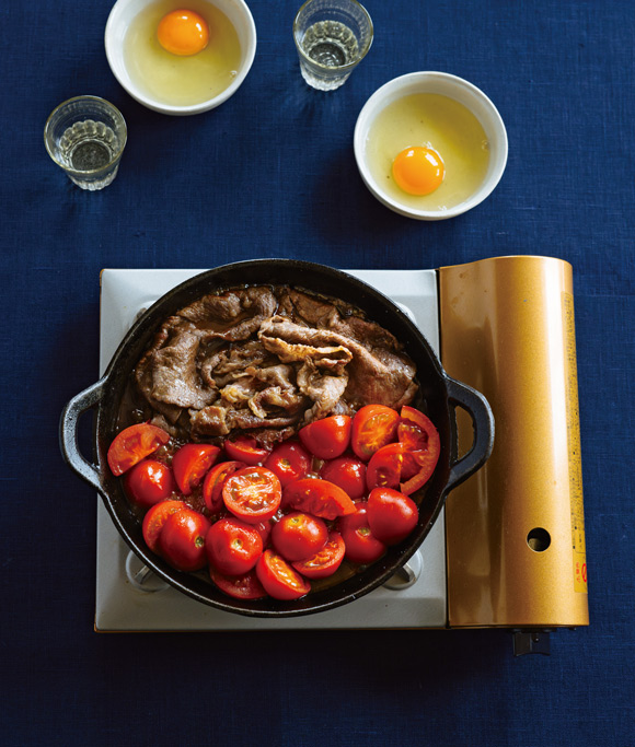 画像1: トマトでさっぱり「トマトすき焼き」のつくり方。少ない具材でシンプルに、飛田和緒さん家の“くりかえし鍋”+お気に入りの鍋道具いろいろ