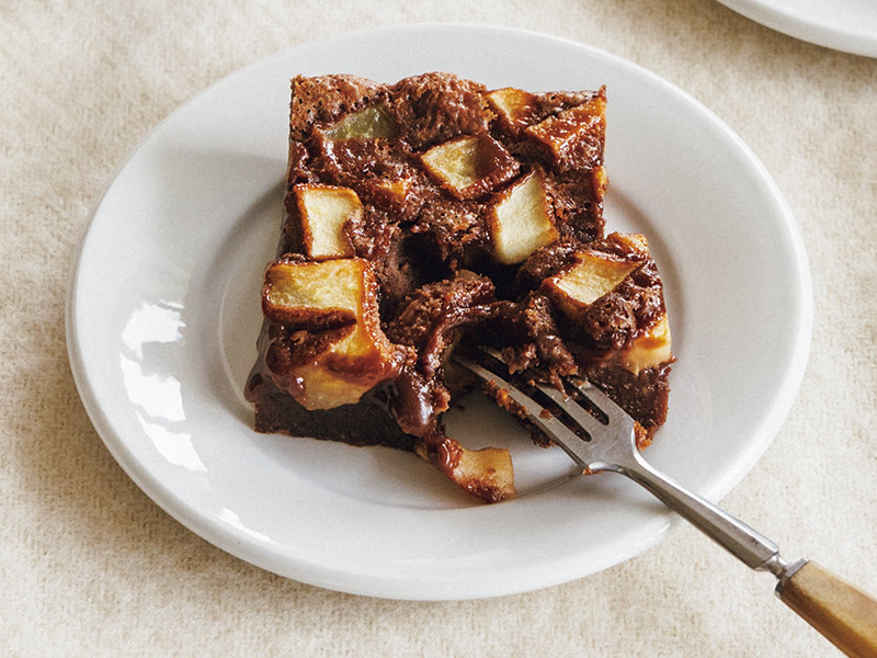 りんごたっぷり「アップルジンジャーブラウニー」のつくり方。しょうがと楽しむピリリとおいしい冬の焼き菓子／料理家・真藤舞衣子さん