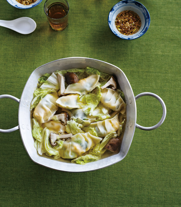 画像1: ひき肉を使わない「水ぎょうざ鍋」のつくり方。さっぱりヘルシー！〆の楽しみには“湯豆腐”を。少ない具材でシンプルに、飛田和緒さん家のくりかえし鍋