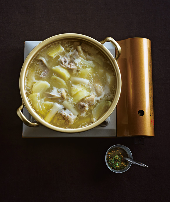 画像: 出汁がしみた“じゃがいも”でぽかぽか温まる「タッカンマリ風鍋」のつくり方。少ない具材でシンプルに、飛田和緒さん家のくりかえし鍋