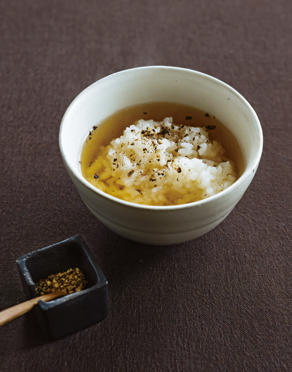 画像2: 材料ふたつ、かんたん「ねぎま鍋」のつくり方。だし汁はうま味たっぷり、〆の楽しみには‟こしょうごはん”を。飛田和緒さん家のシンプルなくりかえし鍋