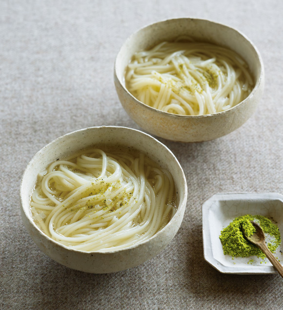 画像2: 鶏だんごのうま味で、だし要らず「鶏と山いもだんごのしょっつる鍋」のつくり方。〆の楽しみには“うどん”を。少ない具材でシンプルに、飛田和緒さん家のくりかえし鍋