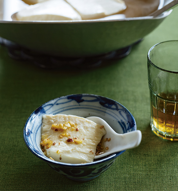 画像2: ひき肉を使わない「水ぎょうざ鍋」のつくり方。さっぱりヘルシー！〆の楽しみには“湯豆腐”を。少ない具材でシンプルに、飛田和緒さん家のくりかえし鍋