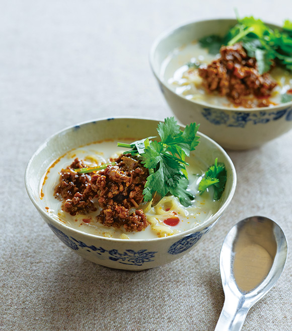 画像2: もやしが主役で大満足「もやしたっぷり豆乳鍋」のつくり方。〆の楽しみには‟担々麺風ラーメン”を。少ない具材でシンプルに、飛田和緒さん家のくりかえし鍋