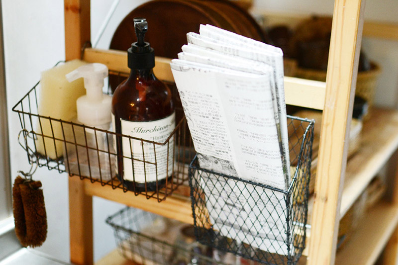 画像: 古新聞は1枚ずつ折りたたんでストックしておくと、さっと使えて便利