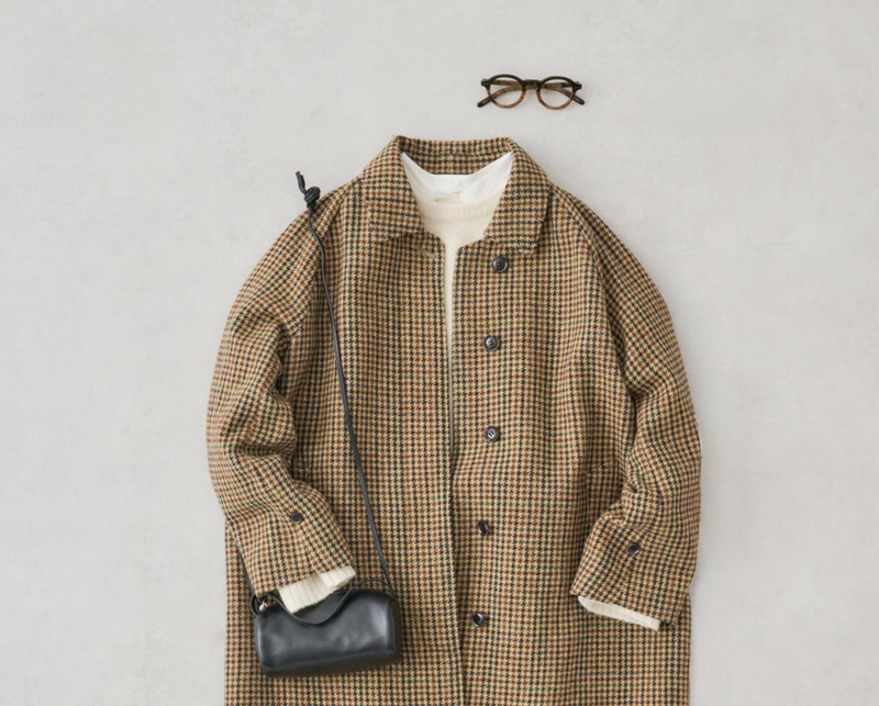 画像: コート　86,900円／エリテ（ケイエムディファーム） ニット　39,600円／プレインピープル 下に着たシャツ　22,000円／アデュートリステス バッグ　18,700円／ラ スカイア（セムインターナショナル） メガネ　29,700円／エナロイド（トリップ ルミネエスト新宿店）