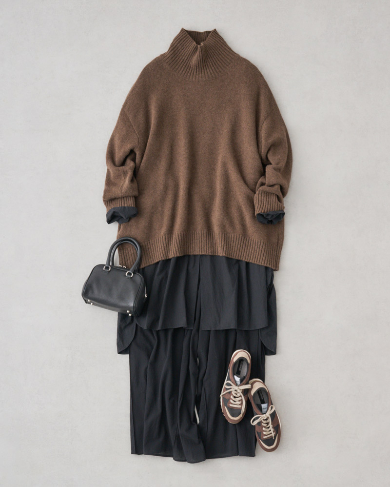 画像: ニット　85,800円／プレインピープル ロングシャツ　24,200円／ヴェリテクール パンツ　42,900円／プレインピープル バッグ　22,000円／オウレンティ（セムインターナショナル） スニーカー　27,500円／ノヴェスタ（ノヴェスタ ジャパン）