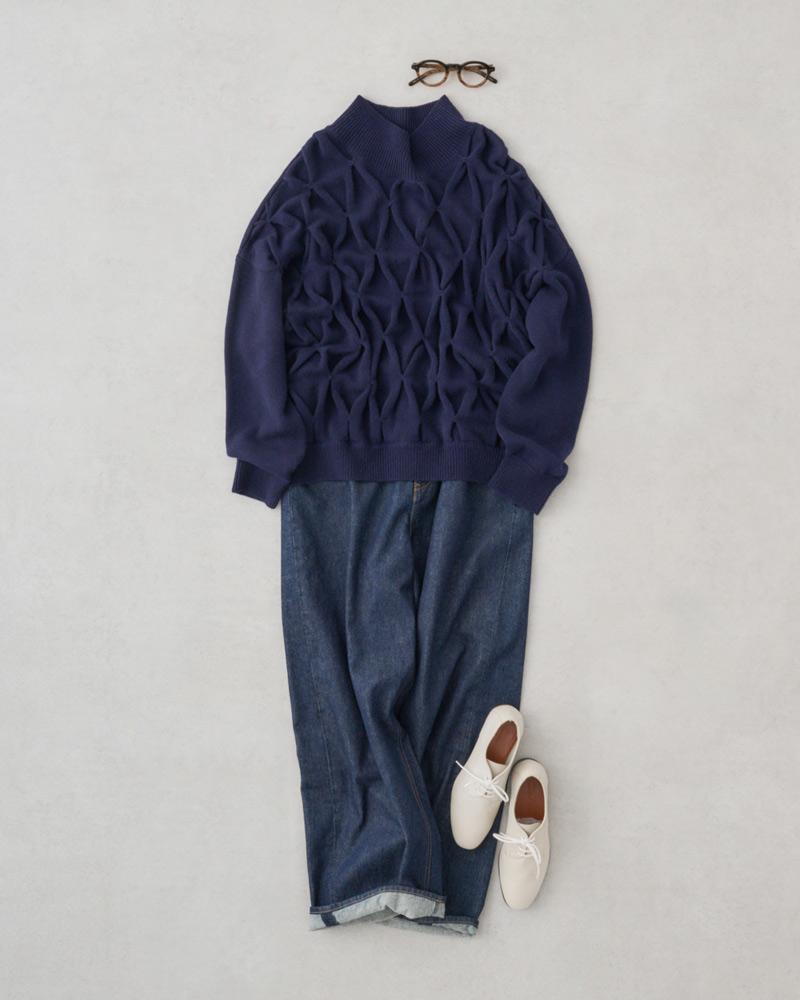 画像: ニット　41,800円／レキップ デニムパンツ　18,480円／ミズイロインド（マーコート） メガネ　29,700円／エナロイド（トリップ ルミネエスト新宿店） そのほか、スタイリスト私物