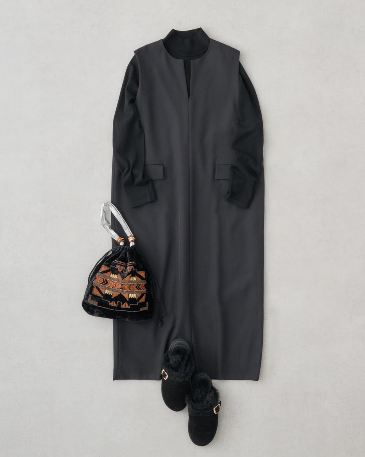 画像: ベロアバッグ　13,200円／ザ バグマティ（セムインターナショナル） ジャンパースカート　46,200円／レキップ 下に着たハイネックニット　28,600円／レキップ シューズ　24,970円／モヒ（セムインターナショナル）