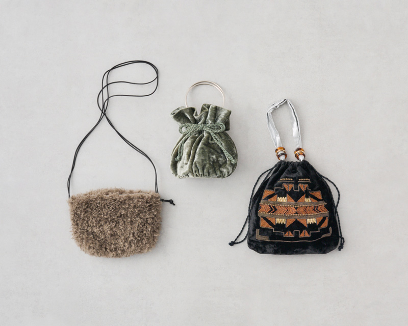 画像: 左）ファーポシェット　16,500円／ヘレンムーア（セムインターナショナル） 中）ベロア巾着バッグ　9,900円／ザ バグマティ（セムインターナショナル） 右）ビーズ刺繍ベロアバッグ　13,200円／ザ バグマティ（セムインターナショナル）