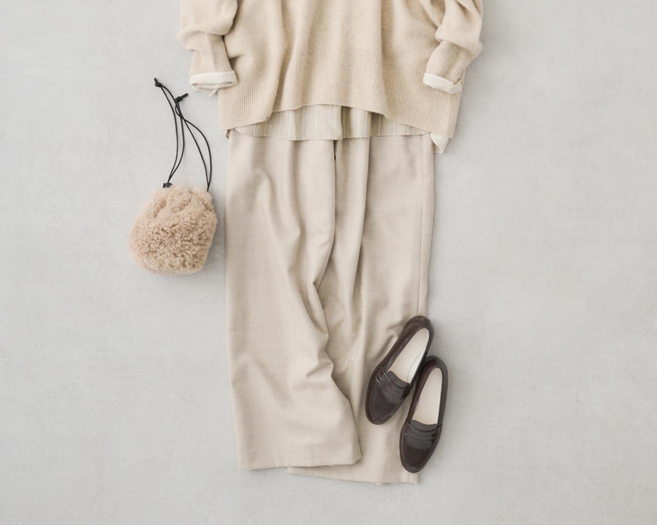 画像: ニット　33,000円／レキップ 下に着たシャツ　39,600円／プレインピープル パンツ　39,600円／レキップ そのほか、スタイリスト私物