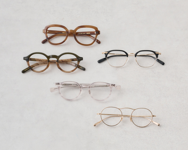 画像: 上から ブラウン 　35,200円／クオン（ピーオー） ブラック×ゴールド 　58,300円／イーファイブ アイヴァン（トリップ ルミネエスト新宿店） ブラウングラデーション　29,700円／エナロイド（トリップ ルミネエスト新宿店） クリア　44,000円／イーファイブ アイヴァン（トリップ ルミネエスト新宿店） ゴールド　47,300円／アイヴァン（トリップ ルミネエスト新宿店）