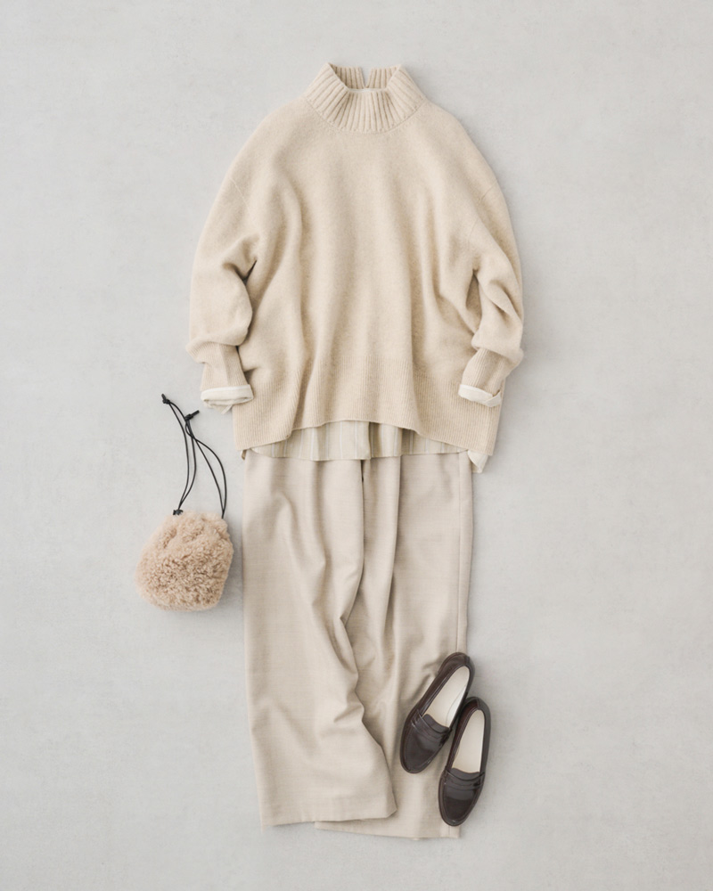 画像: タートルニット　33,000円／レキップ 下に着たストライプシャツ　39,600円／プレインピープル パンツ　39,600円／レキップ そのほか、スタイリスト私物