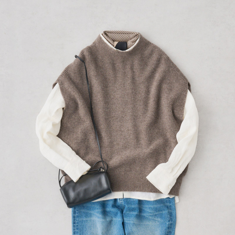 画像: スカーフ　12,100円／レキップ ニットベスト　20,900円／ロワズィール シャツ　26,400円／ロワズィール デニムパンツ　19,800円／ロワズィール バッグ　18,700円／ラ スカイア（セムインターナショナル）