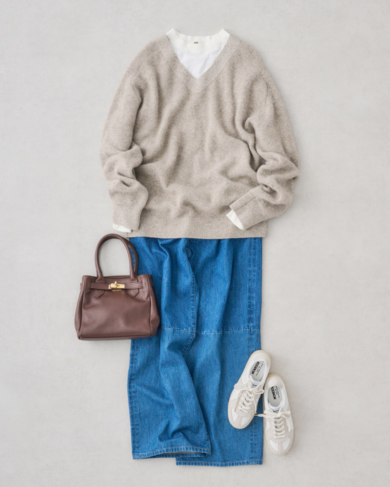 画像: ジャーマントレーナー 　34,100円／ノヴェスタ（ノヴェスタ ジャパン） Vネックニット　64,900円／プレインピープル デニムパンツ　35,200円／エリテ（ケイエムディファーム） バッグ　23,100円／オウレンティ（セムインターナショナル） そのほか、スタイリスト私物