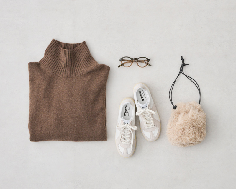 画像: タートルニット　85,800円／プレインピープル メガネ　29,700円／エナロイド（トリップ ルミネエスト新宿店） スニーカー　34,100円／ノヴェスタ（ノヴェスタ ジャパン） そのほか、スタイリスト私物
