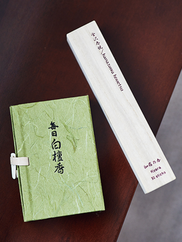 画像: お香は旅先で出合って買うことが多い。白檀や伽羅をよく選ぶそう