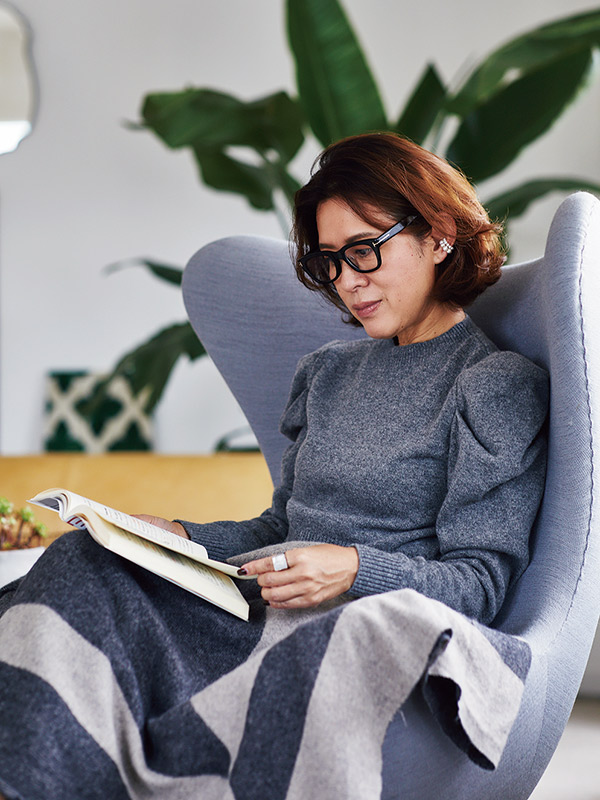 画像: アルネ・ヤコブセンのエッグチェアは、体をすっぽり包み込む安心感がお気に入り。それまで外に向いていた意識が内側に向き、読書に没頭できる